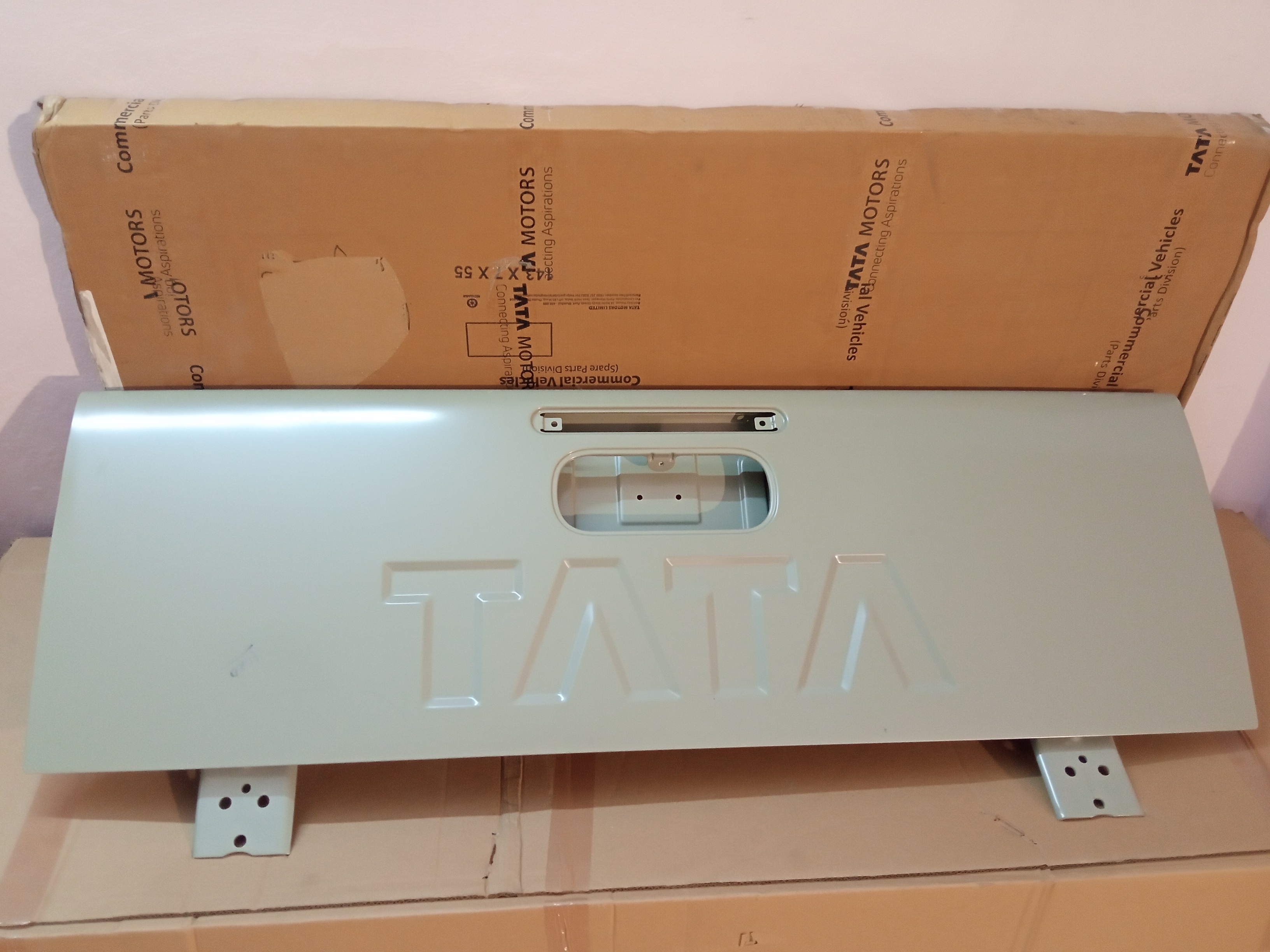 TATA XENON 2.2 ASSY TAILGATE WITH HINGES 289470400108 STOCKID 1747