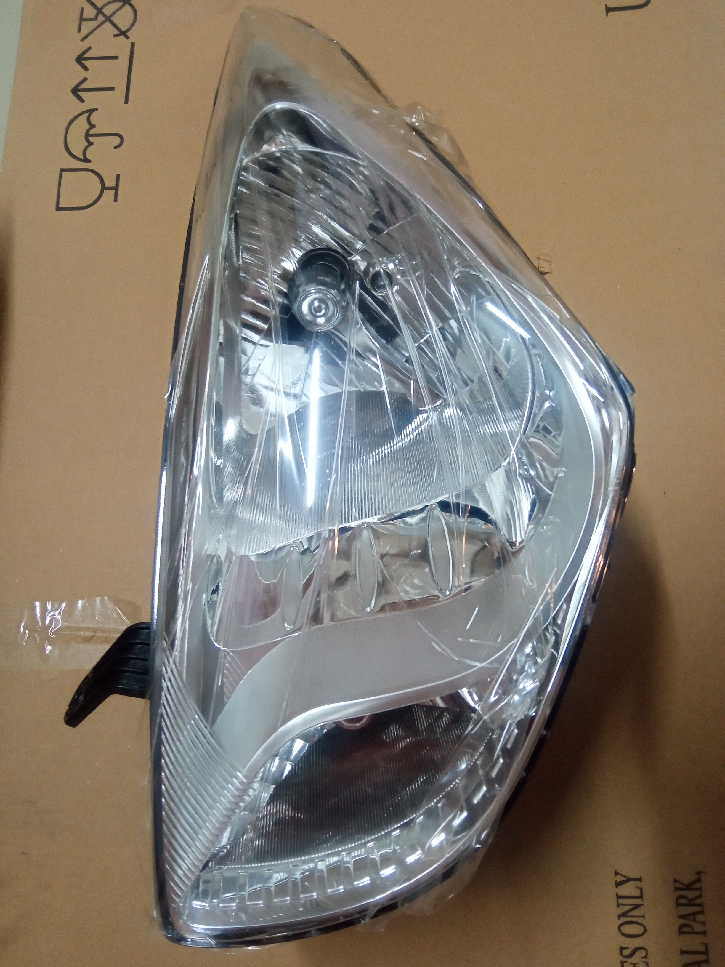 HYUNDAI EEON LAMP ASSY HEAD,RH 921024N020 STOCKID 1817