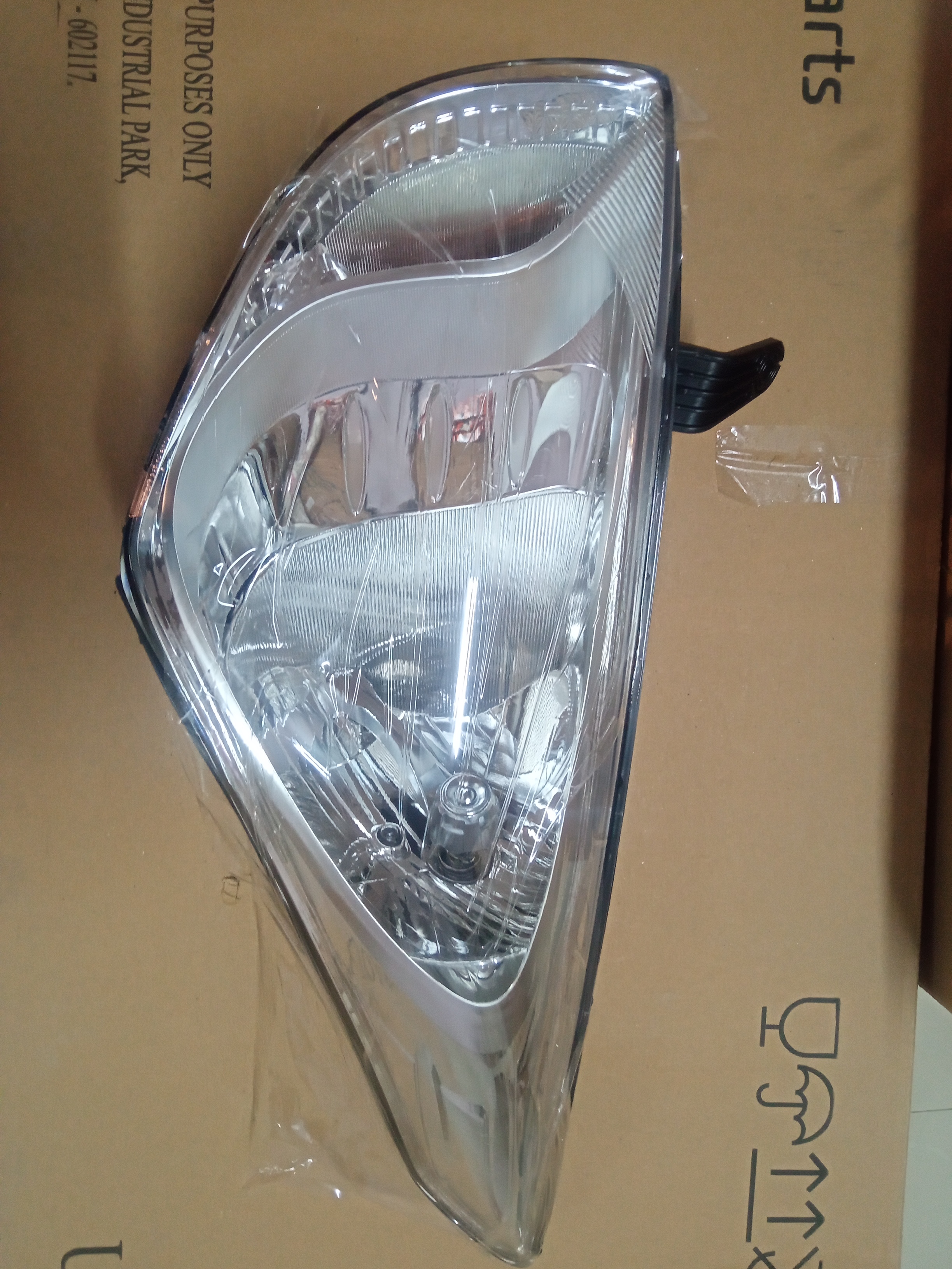 HYUNDAI EEON LAMP ASSY HEAD,LH 921014N020 STOCKID 1818